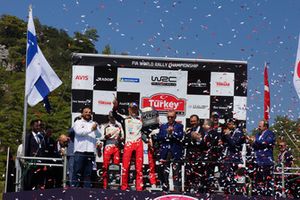 Serkan Yazıcı, presidente de TOSFED, ganador de la carrera Ott Tänak, Toyota Gazoo Racing, Recep Tayyip Erdoğan, presidente de Turquía