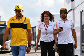 Carlos Sainz Jr., Renault Sport F1 Team, Silvia Hoffer Frangipane, McLaren Press Officer and Fernando Alonso, McLaren