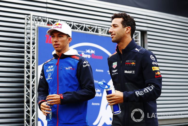 Daniel Ricciardo, Red Bull Racing RB14, dan Pierre Gasly, Toro Rosso STR13