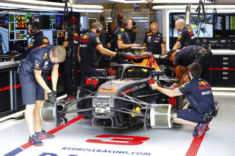 Los miembros del equipo Red Bull trabajan en el RB14 Red Bull Racing de Daniel Ricciardo