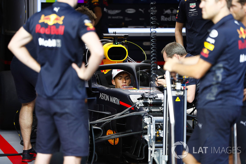 Гонщик Scuderia Toro Rosso Пьер Гасли за рулем Red Bull Racing RB14