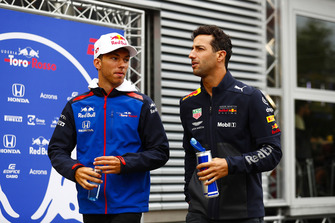 Pierre Gasly, Toro Rosso, con Daniel Ricciardo, Red Bull Racing