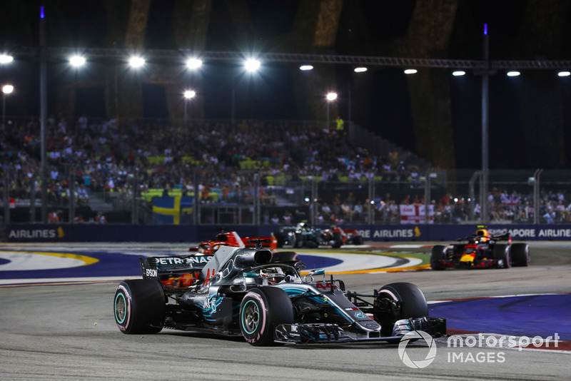 Lewis Hamilton, Mercedes AMG F1 W09 EQ Power+, Sebastian Vettel, Ferrari SF71H, y Max Verstappen, Red Bull Racing RB14