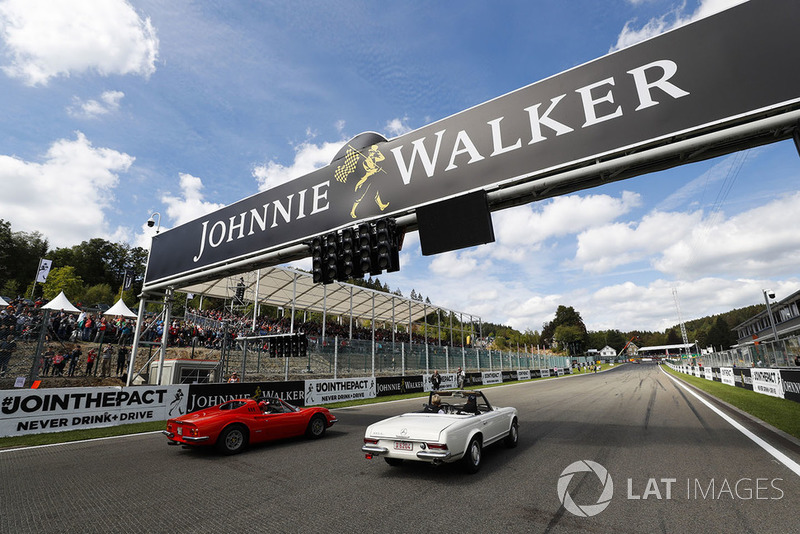 Lewis Hamilton, Mercedes AMG F1, en un Mercedes 230SL, y Sebastian Vettel, Ferrari, en un Ferrari Dino 246 GTS en el drivers parade