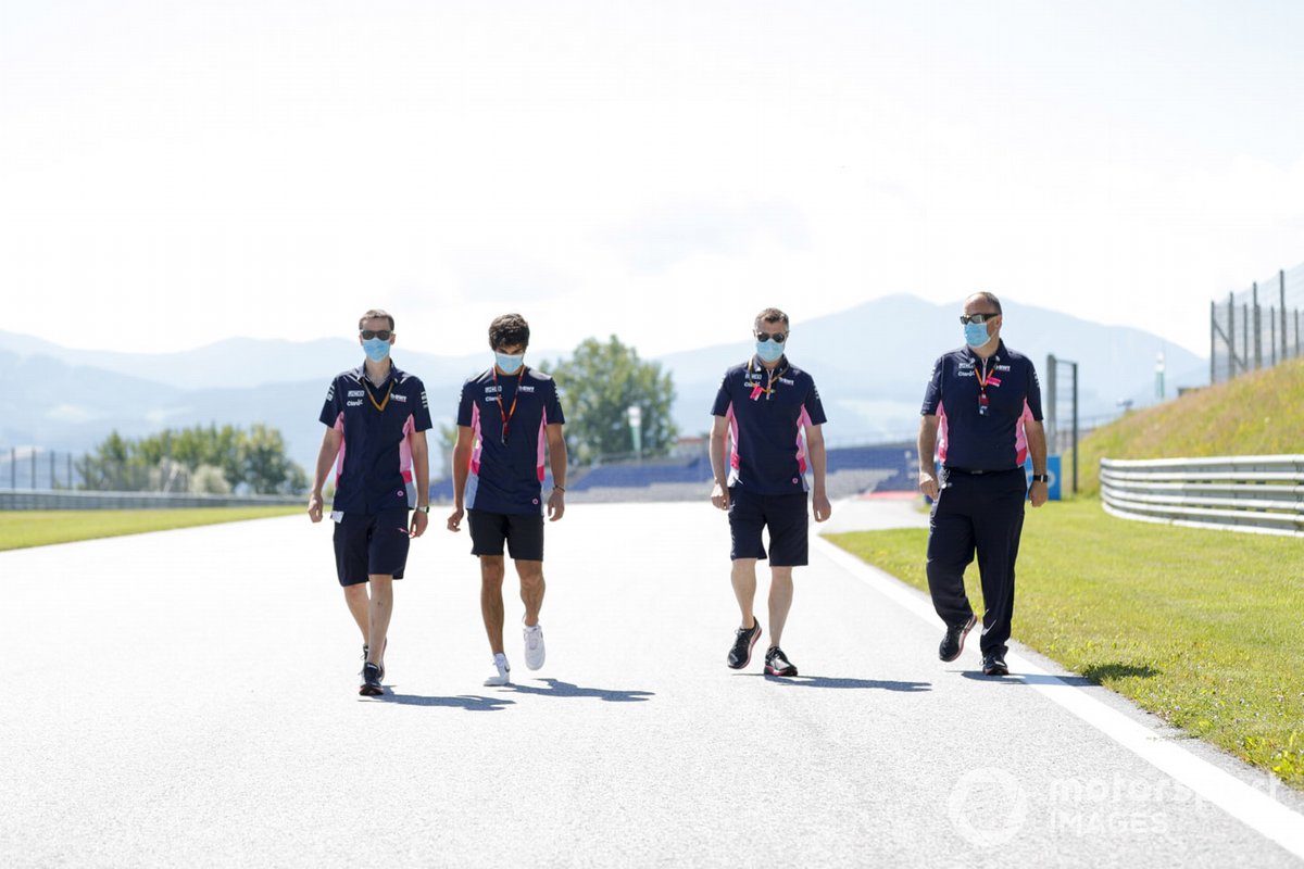 Lance Stroll, Racing Point, sur la piste avec son équipe