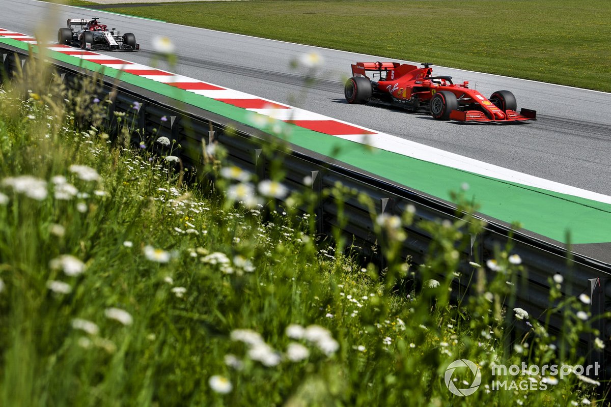 Sebastian Vettel, Ferrari SF1000, precede Kimi Raikkonen, Alfa Romeo Racing C39