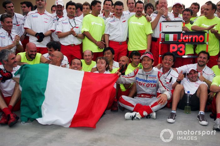 Jarno Trulli, Toyota, celebra su tercera posición con el equipo