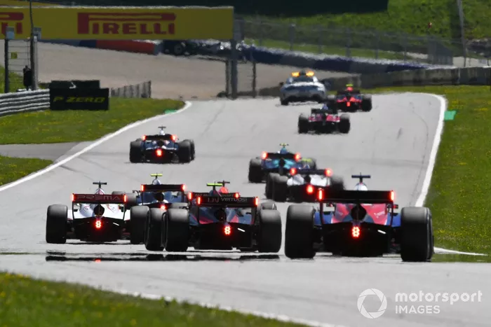 La parrilla detrás del Safety Car