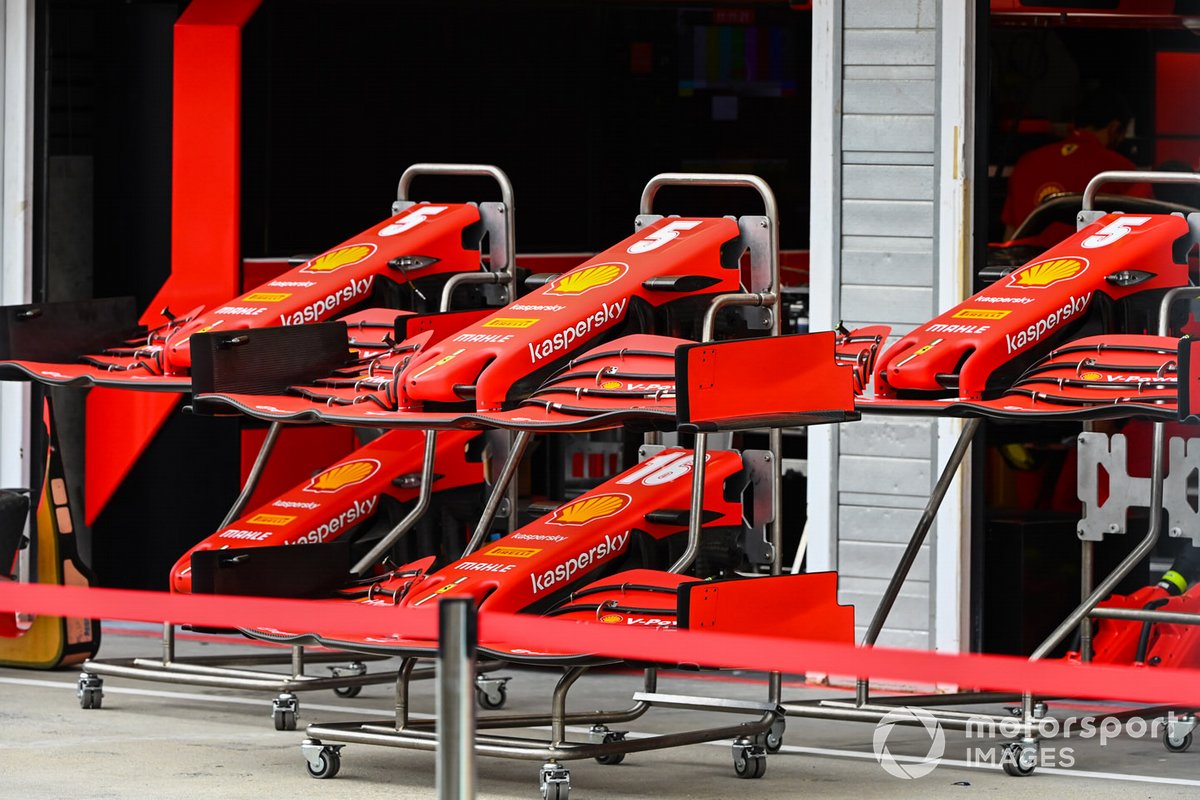 Naso Ferrari coses e ali anteriori nella corsia dei box