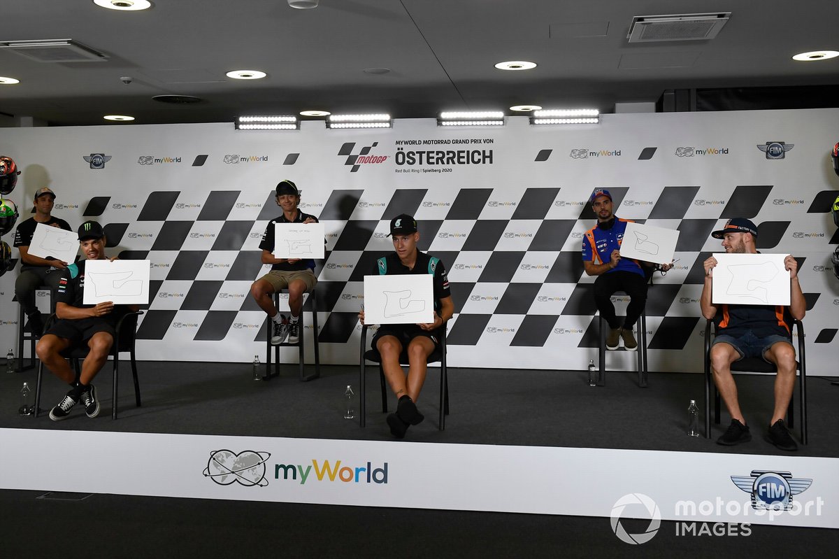 Johann Zarco, Avintia Racing, Franco Morbidelli, Petronas Yamaha SRT, Valentino Rossi, Yamaha Factory Racing, Fabio Quartararo, Petronas Yamaha SRT, Miguel Oliveira, Red Bull KTM Tech 3, Brad Binder, Red Bull KTM Factory Racing con el dibujo del circuito que hicieron con los ojos vendados