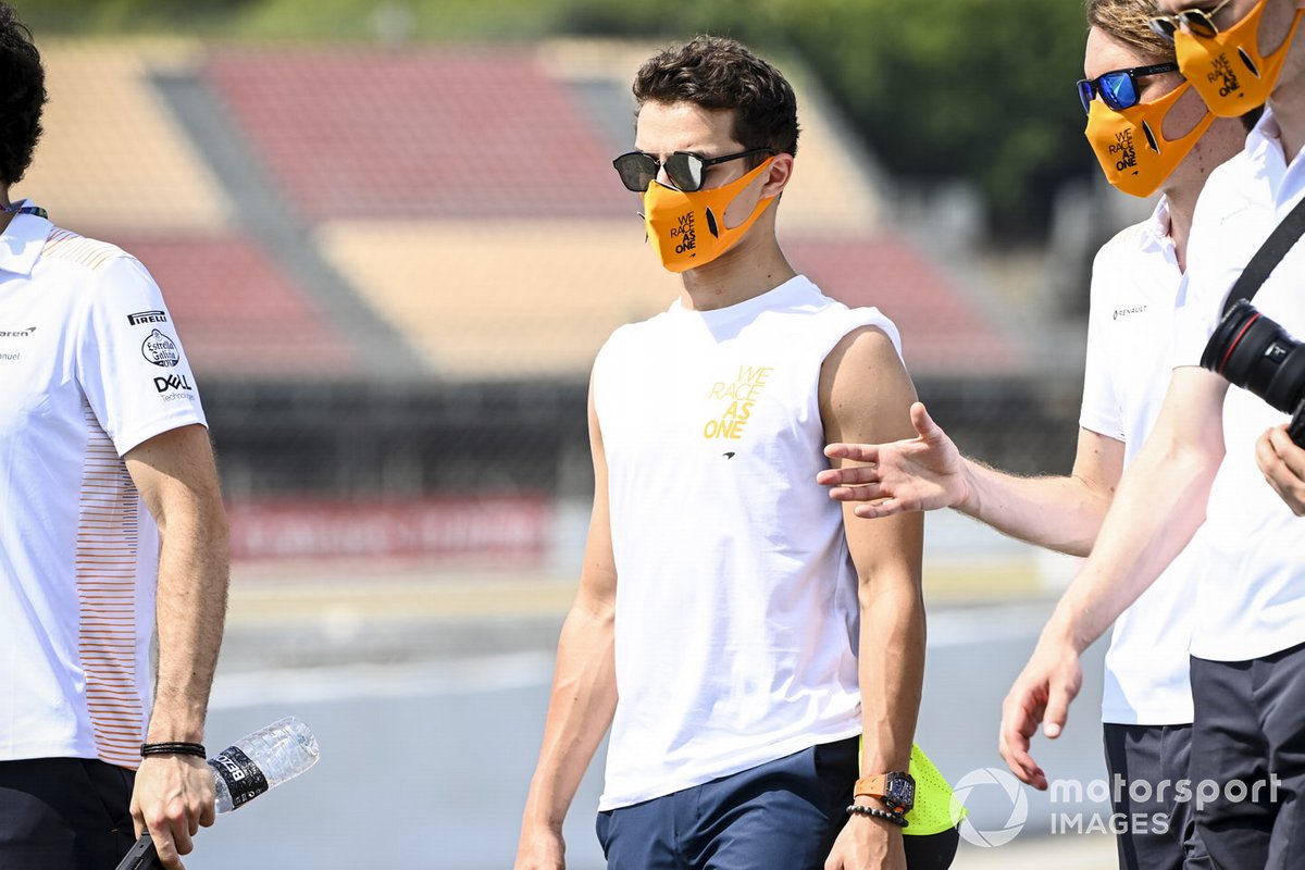 Lando Norris, McLaren camina por la pista
