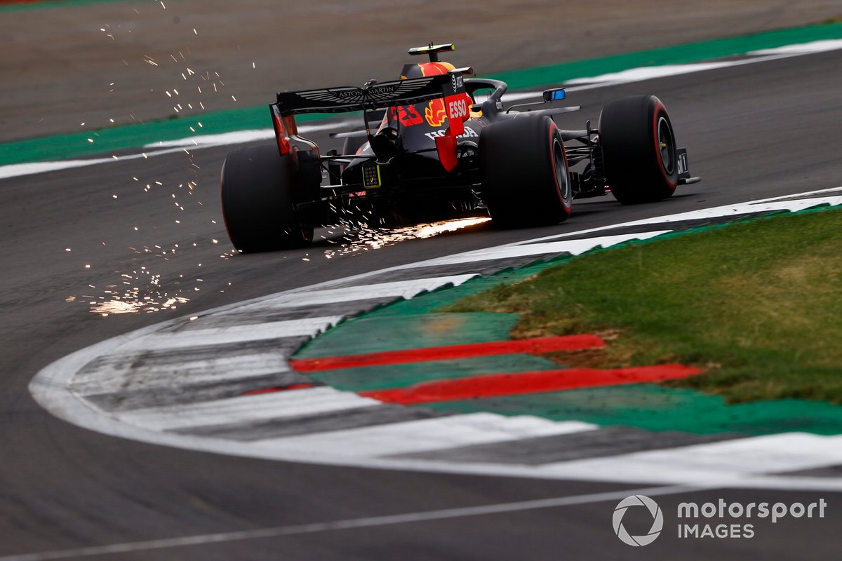 Scintille dal retotreno dell'auto di Alex Albon, Red Bull Racing RB16