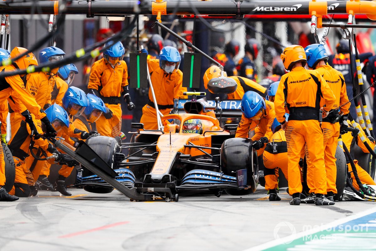 Lando Norris, McLaren MCL35, effettua un pit stop
