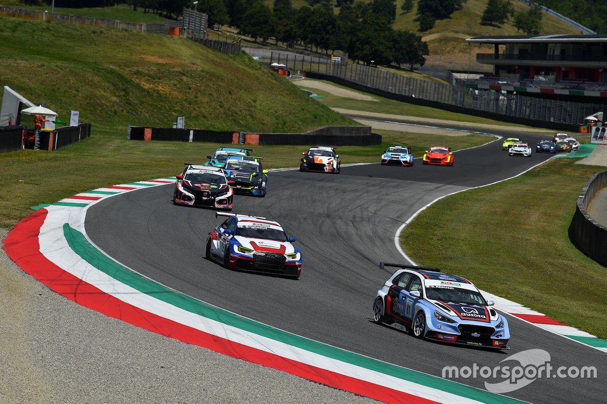 Damiano Reduzzi, Trico WRT, Hyundai i30 N TCR davanti a Eric Brigliadori, BF Motorsport, Audi RS 3 LMS TCR e al resto del gruppo