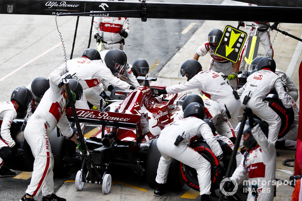 Kimi Raikkonen, Alfa Romeo Racing C39, ai box