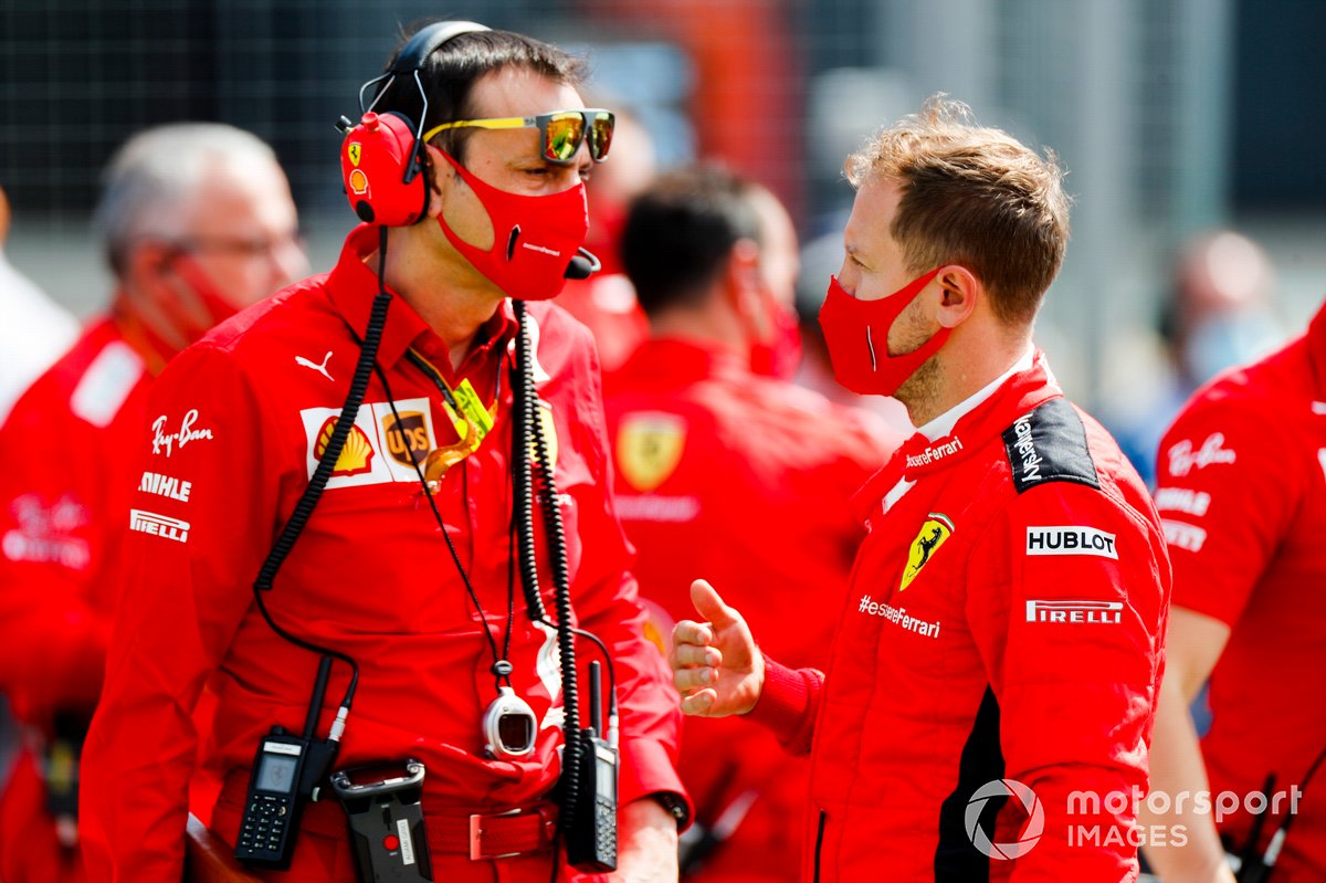 Sebastian Vettel, Ferrari, parla con i suoi ingegneri