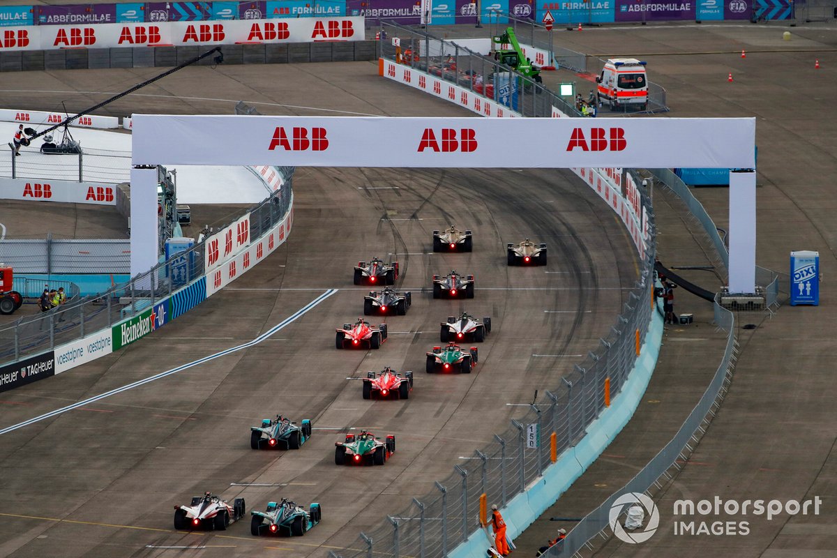 Jean-Eric Vergne, DS Techeetah, DS E-Tense FE20 y Antonio Félix da Costa, DS Techeetah, DS E-Tense FE20 lideran el pelotón en la salida