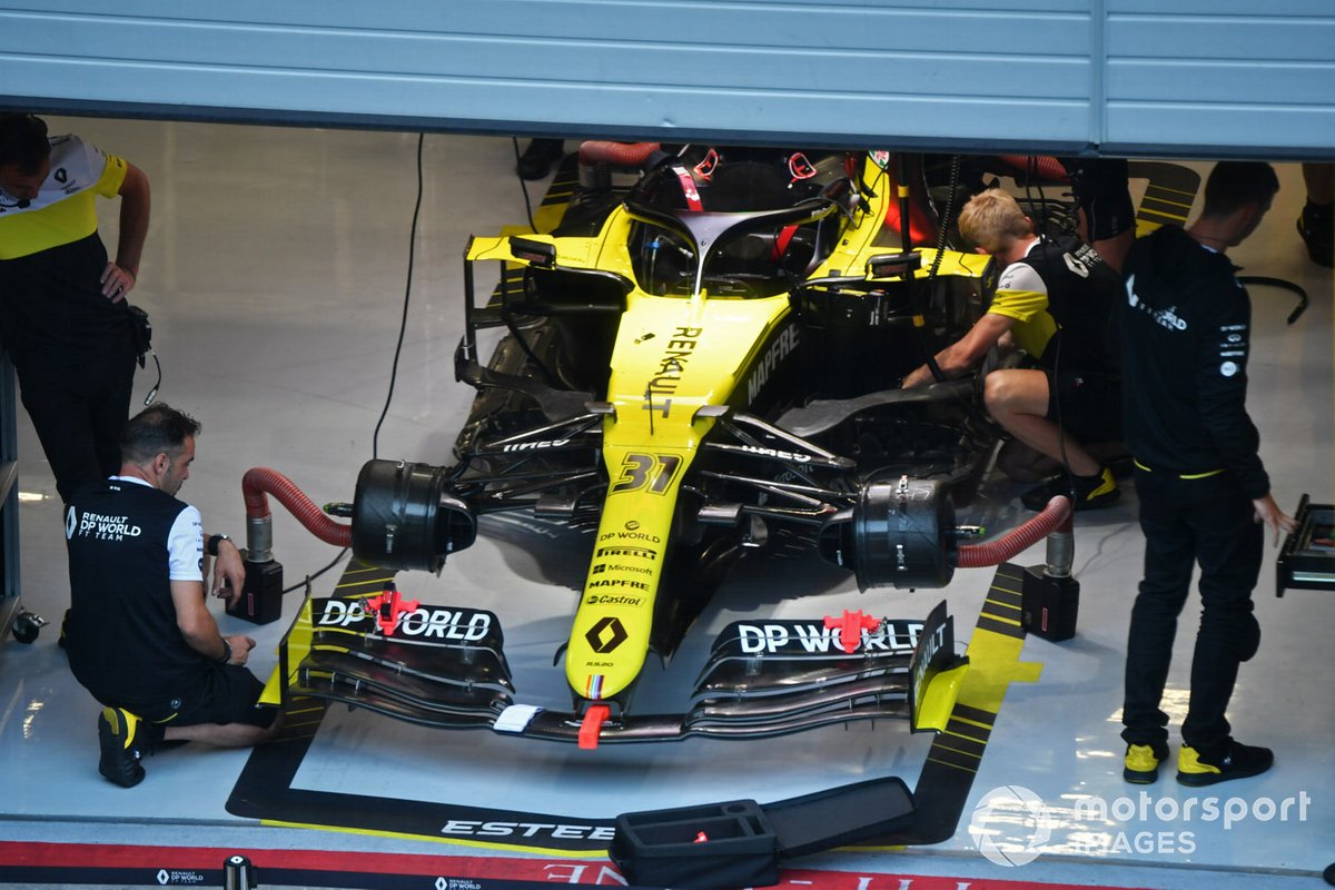 Mecánicos trabajan en el coche de Esteban Ocon Renault F1 Team R.S.20