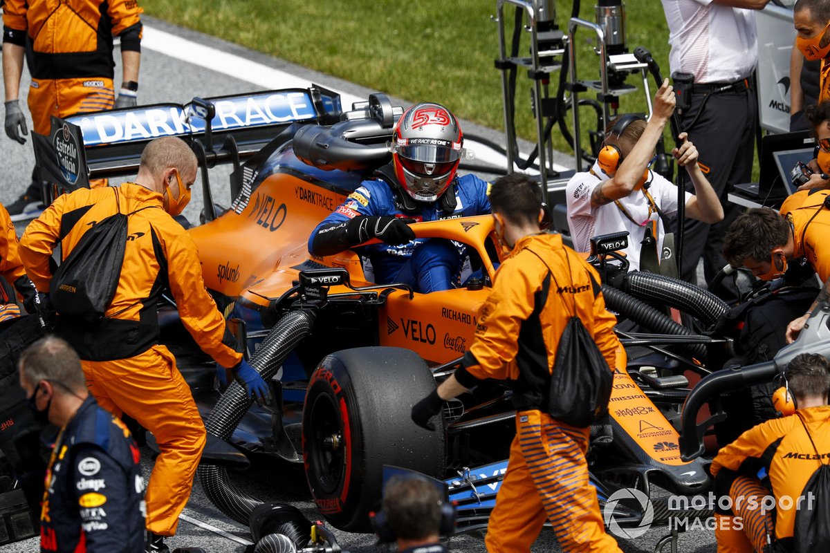 Carlos Sainz Jr., McLaren, arrives on the grid