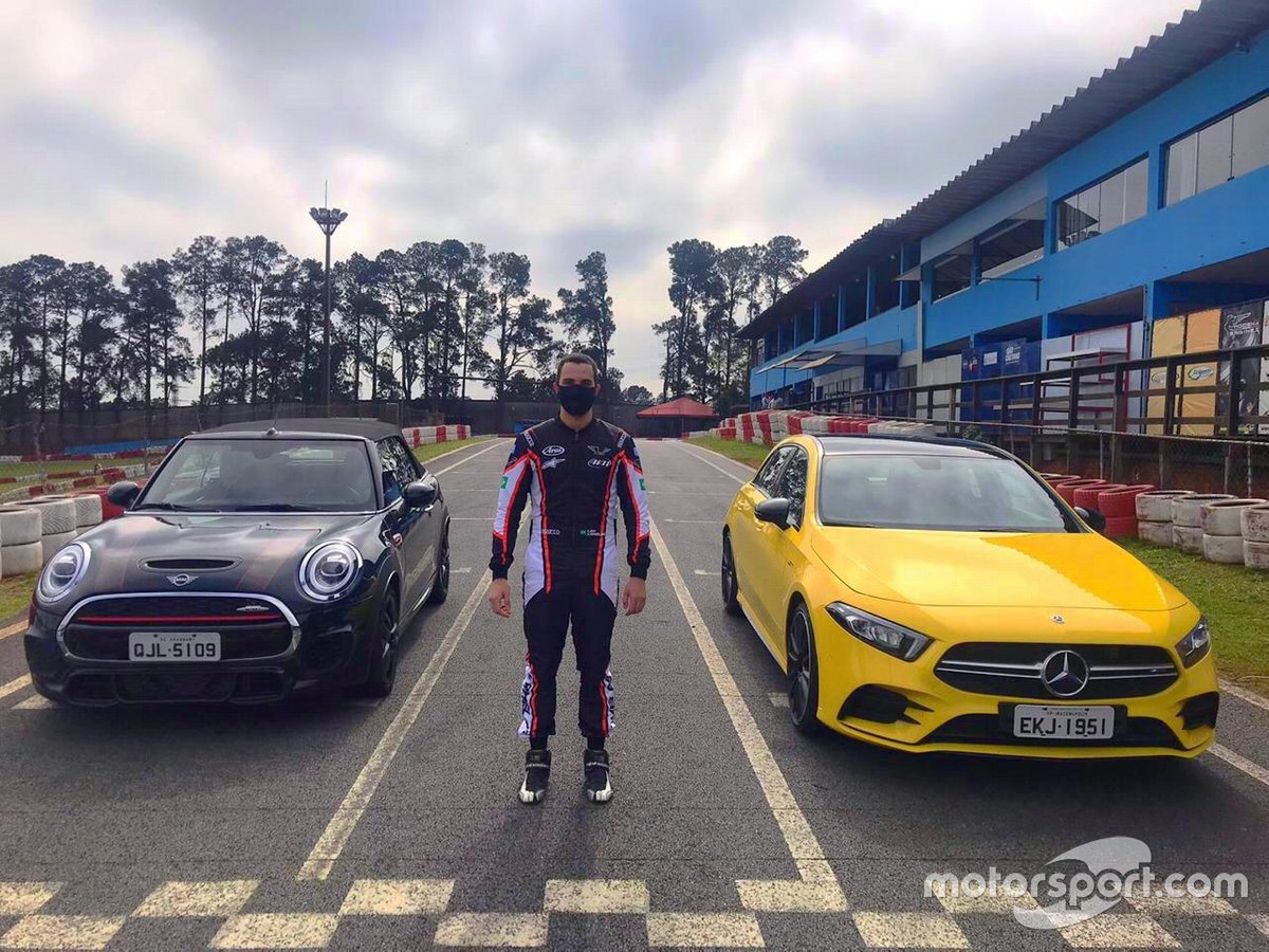 Leo Lamelas participa de reportagem com carros no Kartódromo Granja Viana