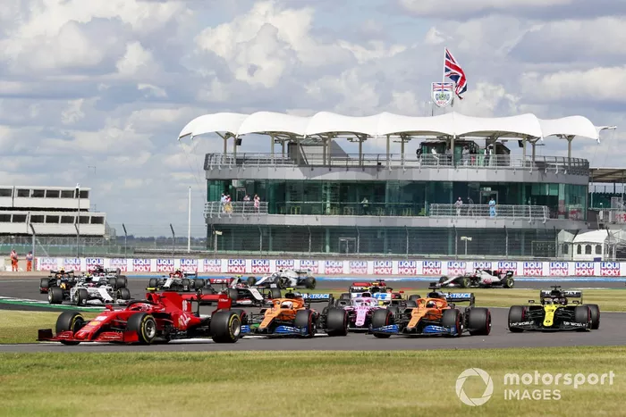 Charles Leclerc, Ferrari SF1000, Lando Norris, McLaren MCL35, Carlos Sainz Jr., McLaren MCL35 al inicio