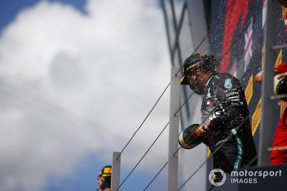 Lewis Hamilton, Mercedes-AMG F1, primo posto, festeggia sul podio con lo champagne