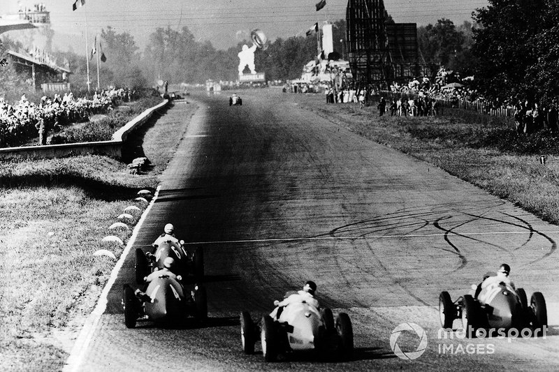 Giuseppe Farina, Ferrari 500 leads Alberto Ascari, Ferrari 500, Juan Manuel Fangio Maserati A6GCM and Onofre Marimon, Maserati A6GCM