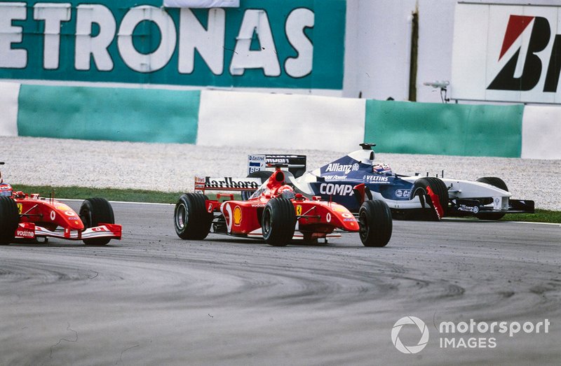 Michael Schumacher, Ferrari F2001, senza l'ala anteriore dopo il contatto con  Juan Pablo Montoya, Williams FW24 BMW