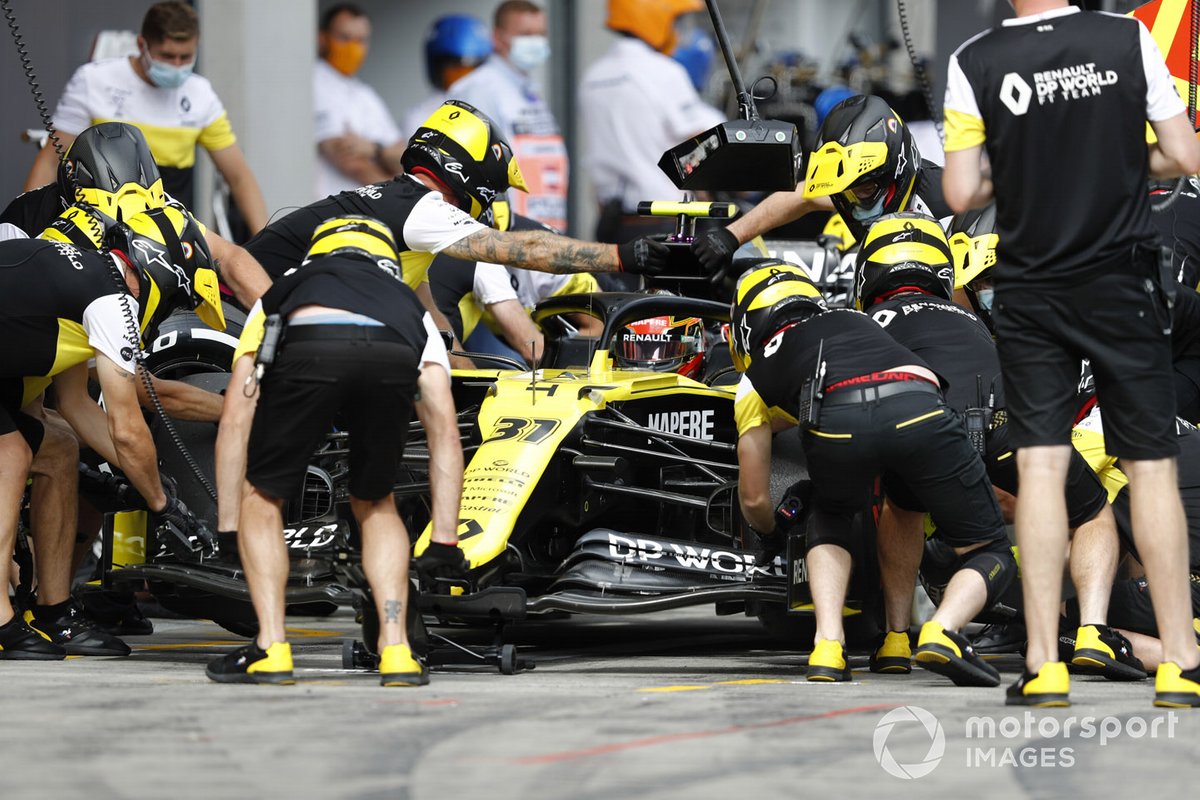 Esteban Ocon, Renault F1 Team R.S.20, in the pits