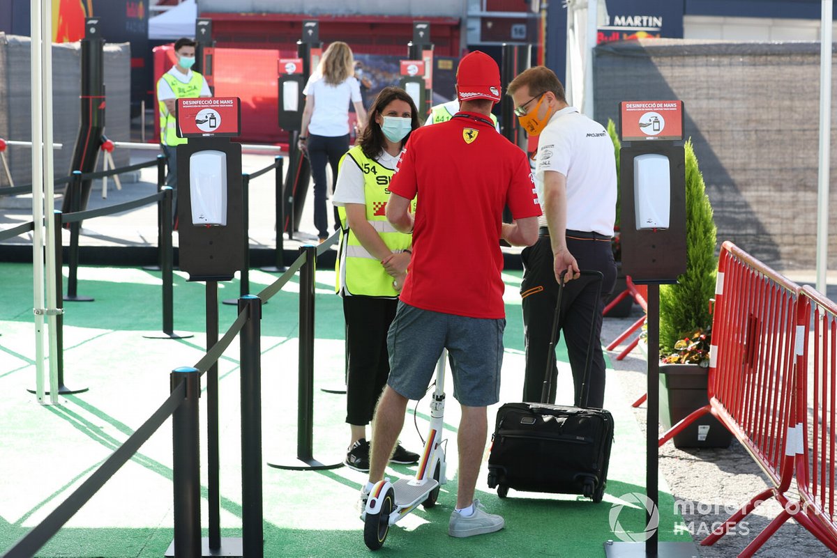 Sebastian Vettel, Ferrari e Andreas Seidl, Team Principal, McLaren, vengono accolti dalla sicurezza