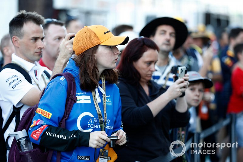 I tifosi della F1 camminano in Pit Lane