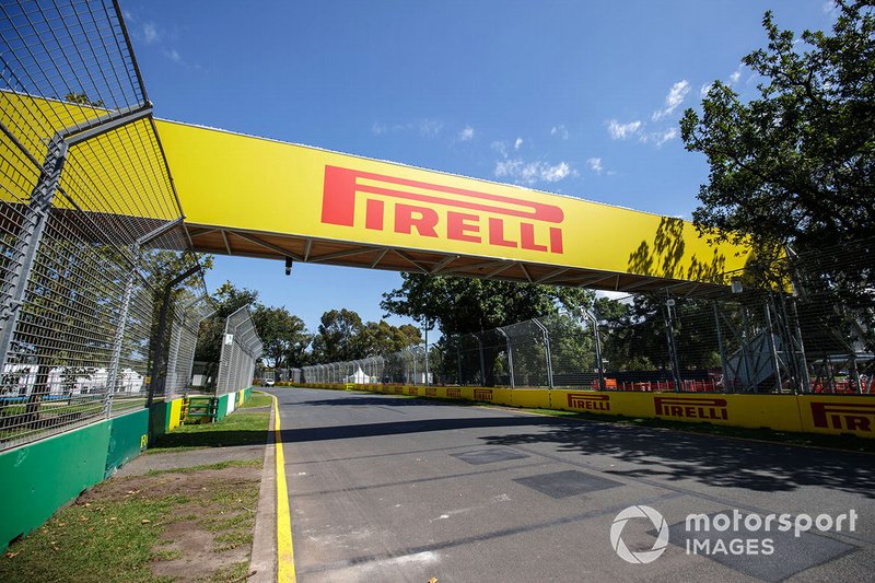 Cartelli della Pirelli intorno al tracciato