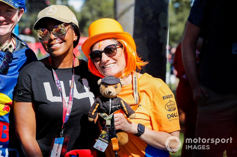 Des fans de Mercedes et McLaren