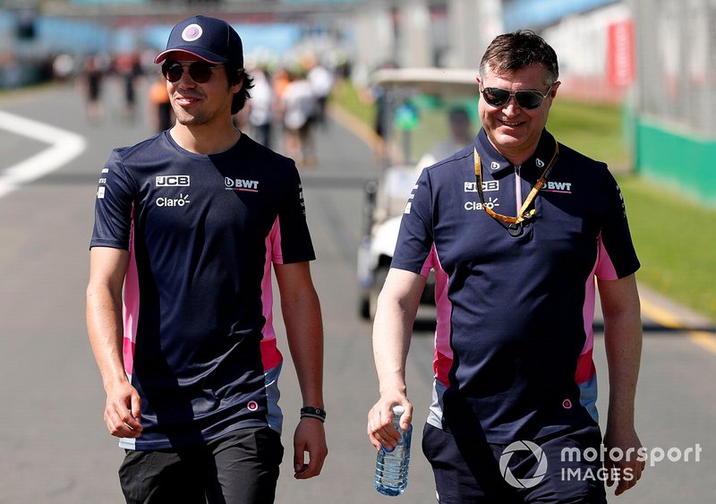 Lance Stroll, Racing Point e i membri del team camminano sul tracciato