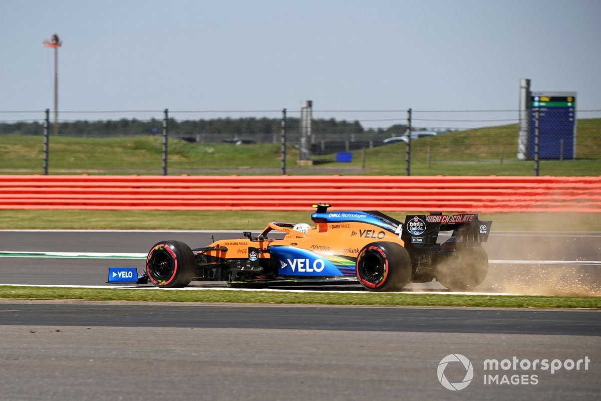 Lando Norris, McLaren MCL35, alza della polvere e delle schegge