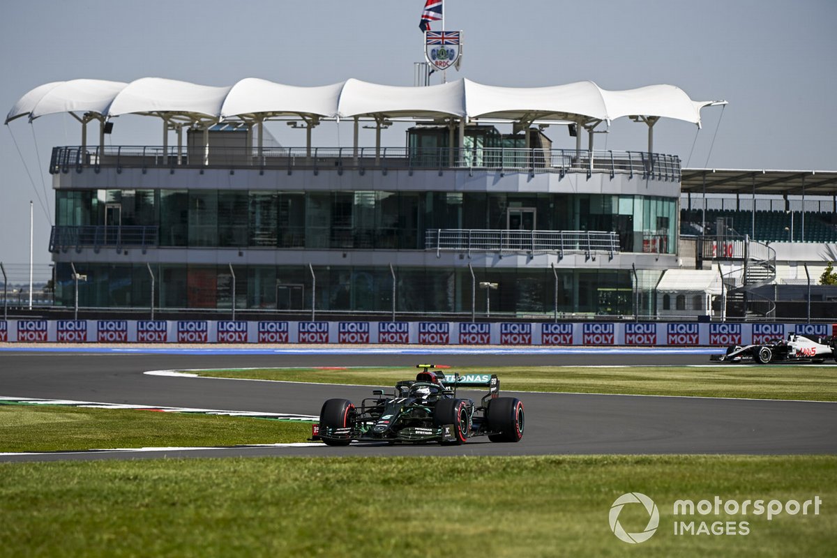 Valtteri Bottas, Mercedes F1 W11, Romain Grosjean, Haas VF-20