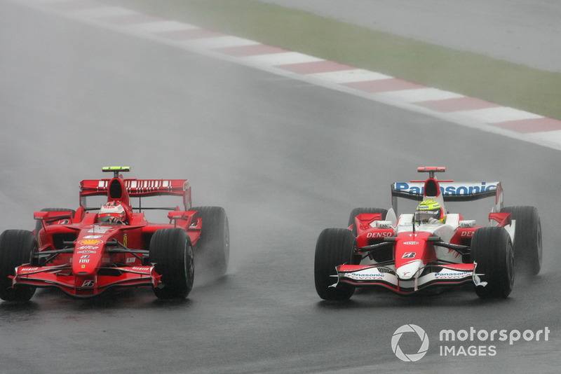 Kimi Raikkonen,  Ferrari F2007 passes Ralf Schumacher, Toyota TF107