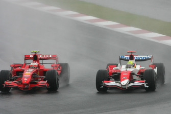 Kimi Raikkonen, Ferrari F2007 passeert Ralf Schumacher, Toyota TF107
