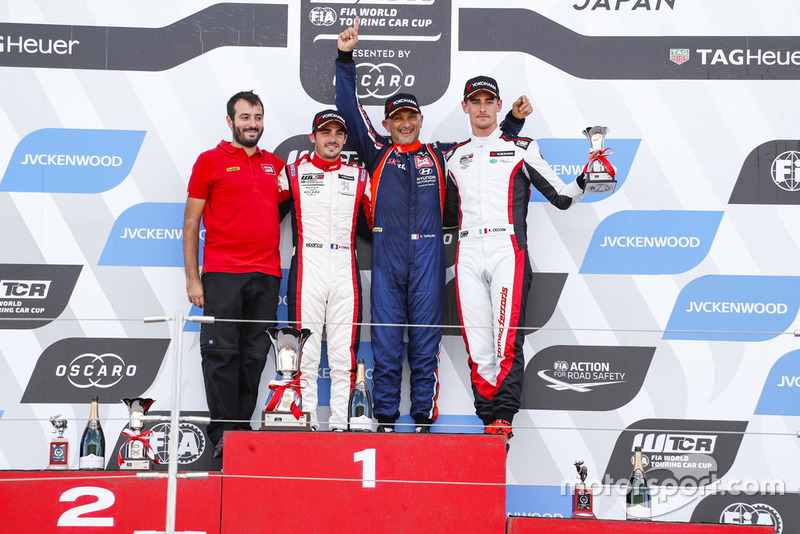 Podio: il vincitore della gara Gabriele Tarquini, BRC Racing Team Hyundai i30 N TCR, il secondo classificato Aurélien Comte, DG Sport Competition Peugeot 308TCR, il terzo classificato Kevin Ceccon, Team Mulsanne Alfa Romeo Giulietta TCR