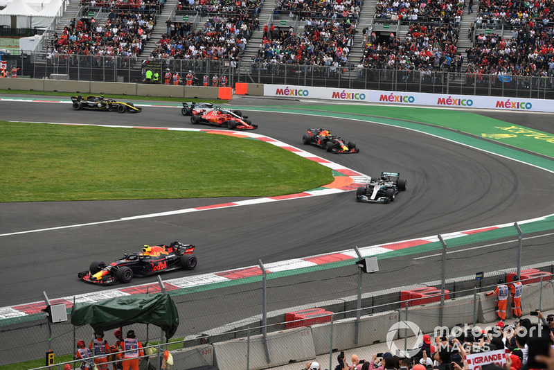 Max Verstappen, Red Bull Racing RB14 y Lewis Hamilton, Mercedes-AMG F1 W09