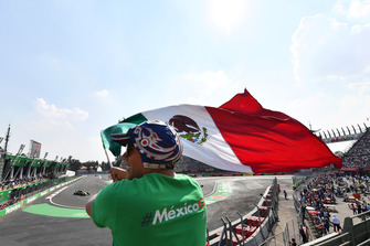 Nico Hulkenberg, Renault Sport F1 Team R.S. 18 and fan with Mexican flag