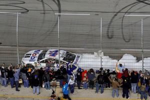 Race winner Kevin Harvick, Stewart-Haas Racing, Ford Fusion Mobil 1