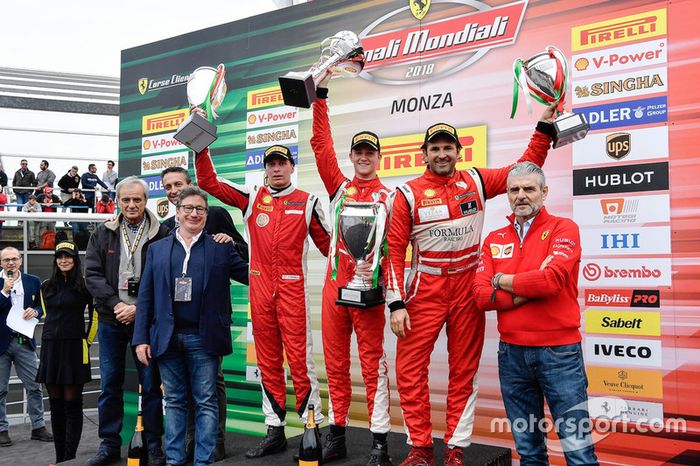 Maurizio Arrivabene, Managing Director Gestione Sportiva, Ferrari, Louis Camilleri, Chief Executive Officer, Ferrari, Enrico Galliera, Chief Marketing and Commericial Officer, Ferrari, Antonello Coletta, Capo delle Attività Sportive GT, Ferrari, sul podio del Trofeo Pirelli
