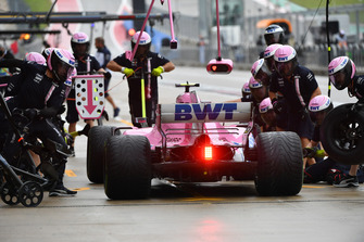 Esteban Ocon, Racing Point Force India VJM11 pit stop