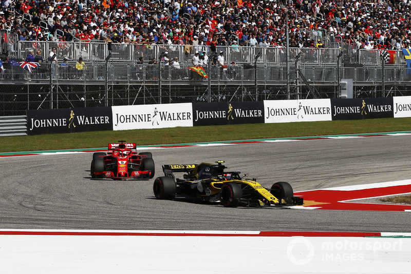 Carlos Sainz Jr., Renault Sport F1 Team R.S. 18 y Sebastian Vettel, Ferrari SF71H