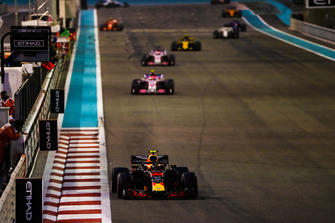 Max Verstappen, Red Bull Racing RB14, voor Esteban Ocon, Racing Point Force India VJM11
