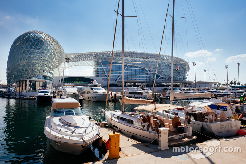 Vue du Yas Viceroy Hotel depuis la marina