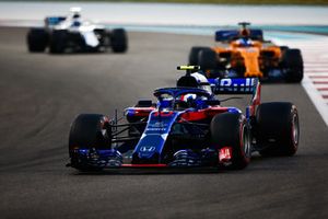 Pierre Gasly, Scuderia Toro Rosso STR13 leads Fernando Alonso, McLaren MCL33 and Lance Stroll, Williams FW41 