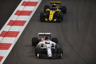 Marcus Ericsson, Sauber C37 et Nico Hulkenberg, Renault Sport F1 Team R.S. 18