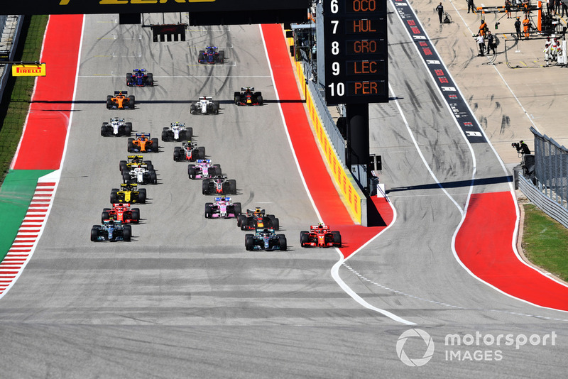 Lewis Hamilton, Mercedes-AMG F1 W09 y Kimi Raikkonen, Ferrari SF71H en la salida
